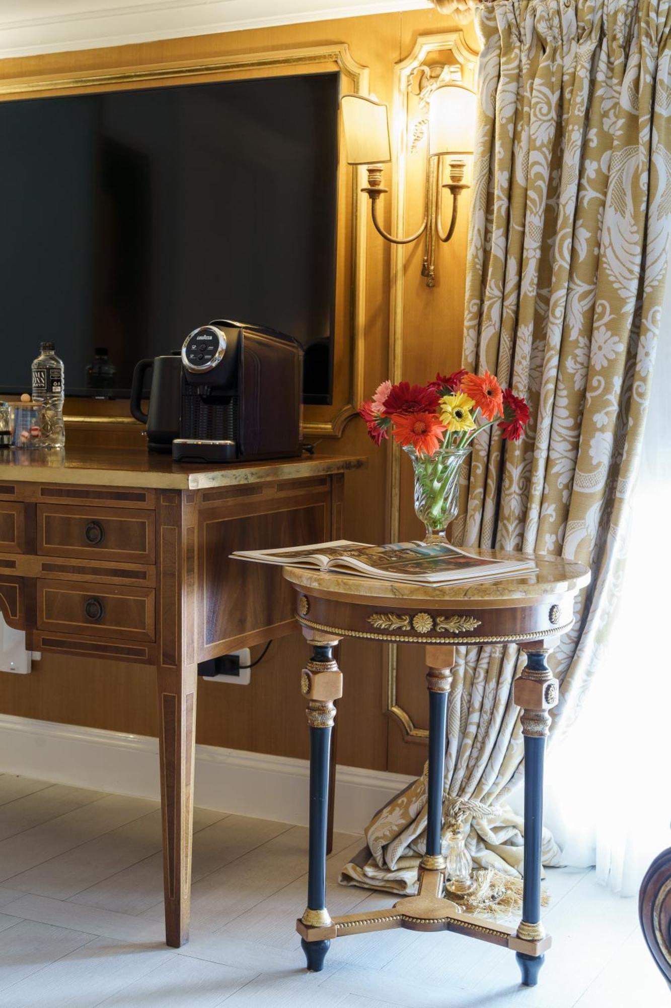 Bardot Boutique 5*